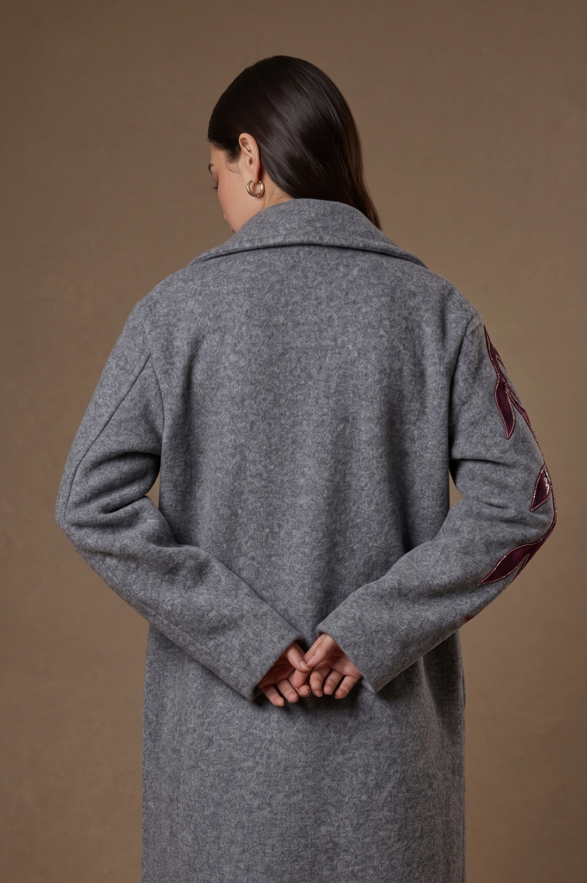 Vigne back view showing the plain grey coat